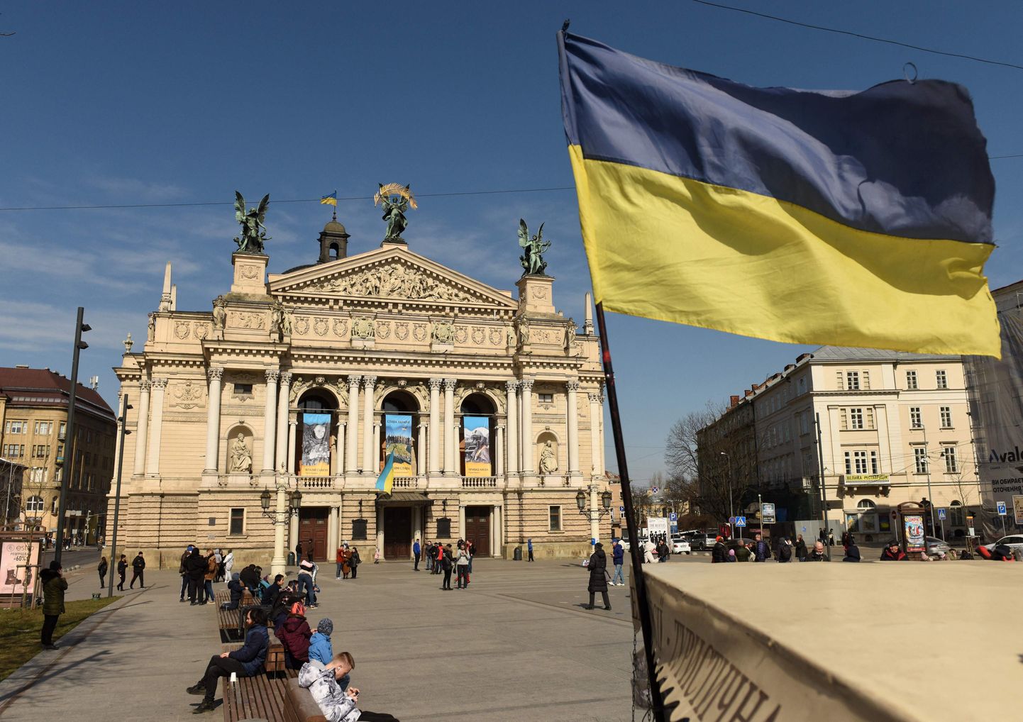Ukraina lipp Lvivi ooperi- ja balletriteatri ees.