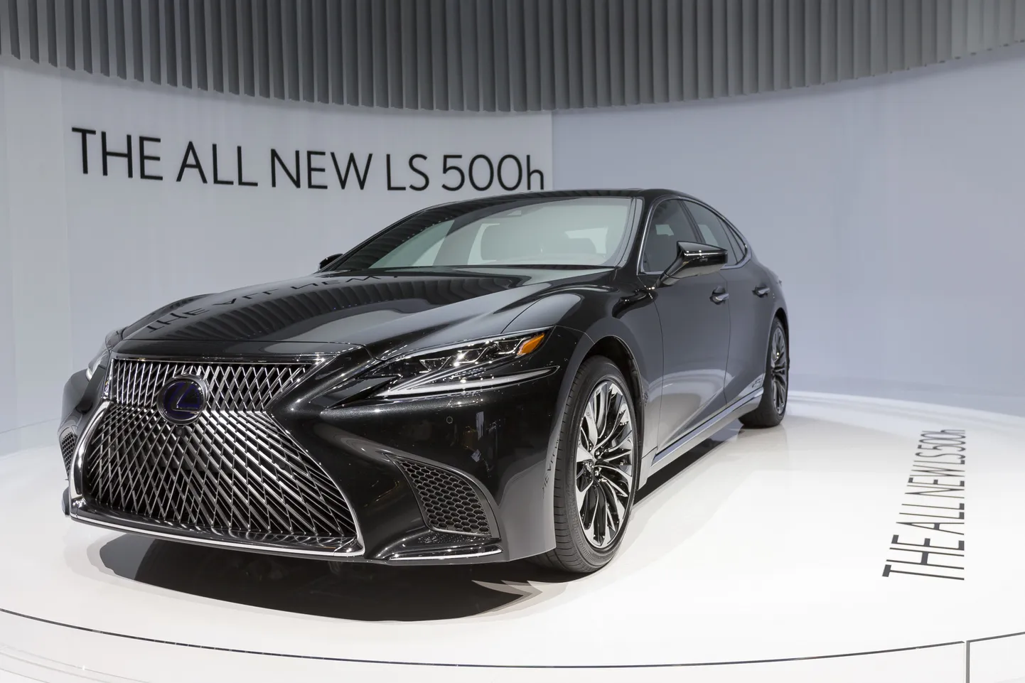 Lexus flagmanis LS 500h