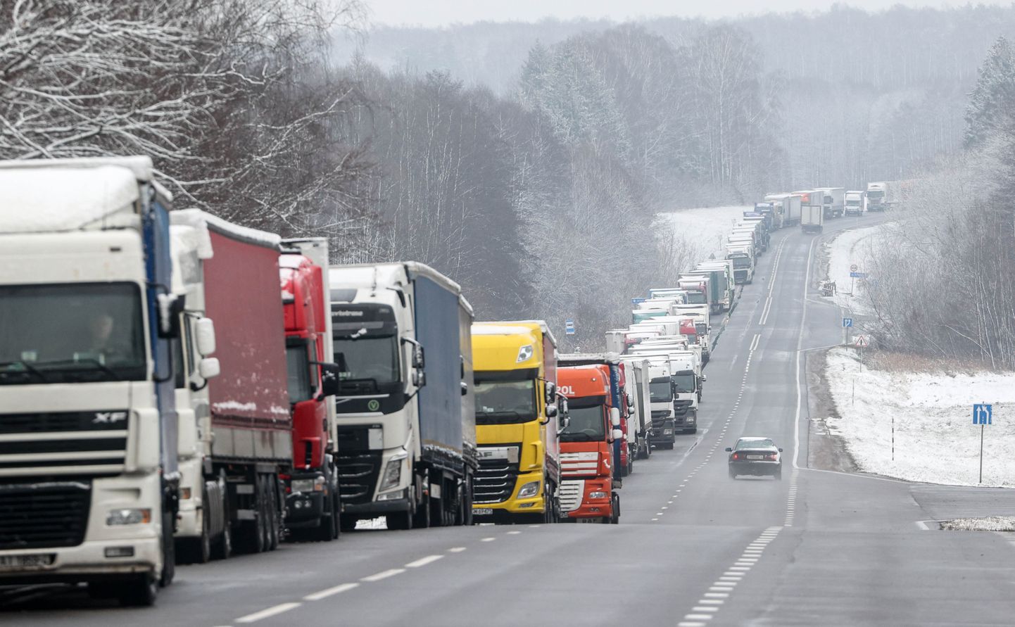 Очередь из грузовиков рядом с границей Беларуси и Польши.