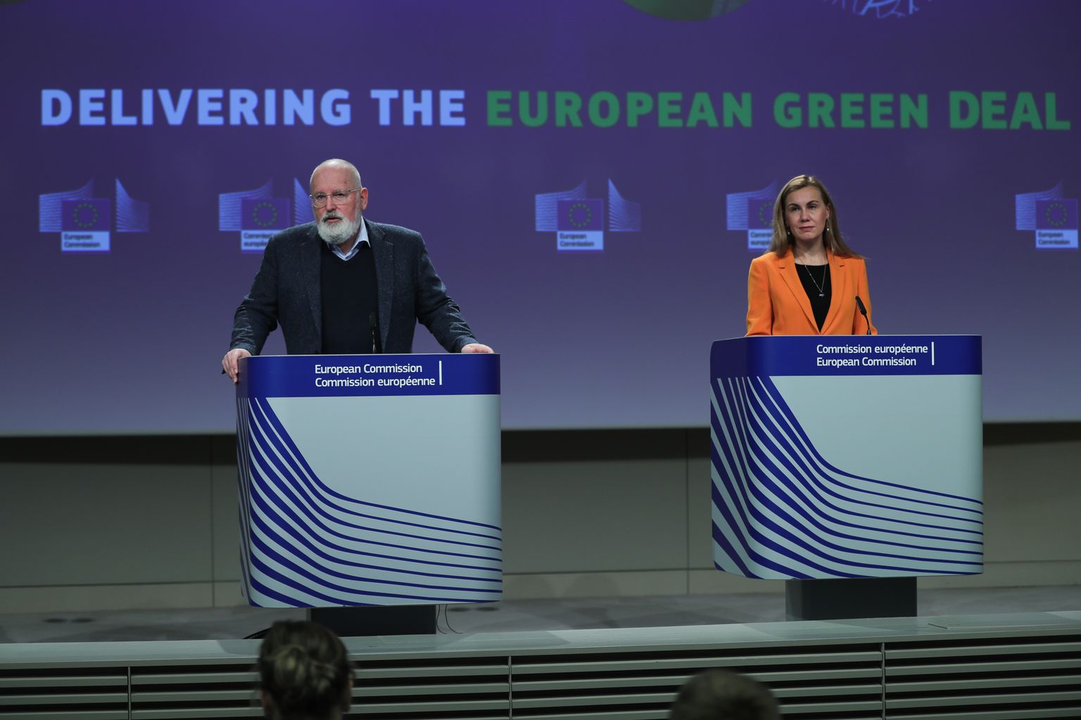 Euroopa Komisjoni roheleppeliider Frans Timmermans ja energiavolinik Kadri Simson 15. detsembril 2021 Brüsselis pressile elektrist ja kliimast kõnelemas.