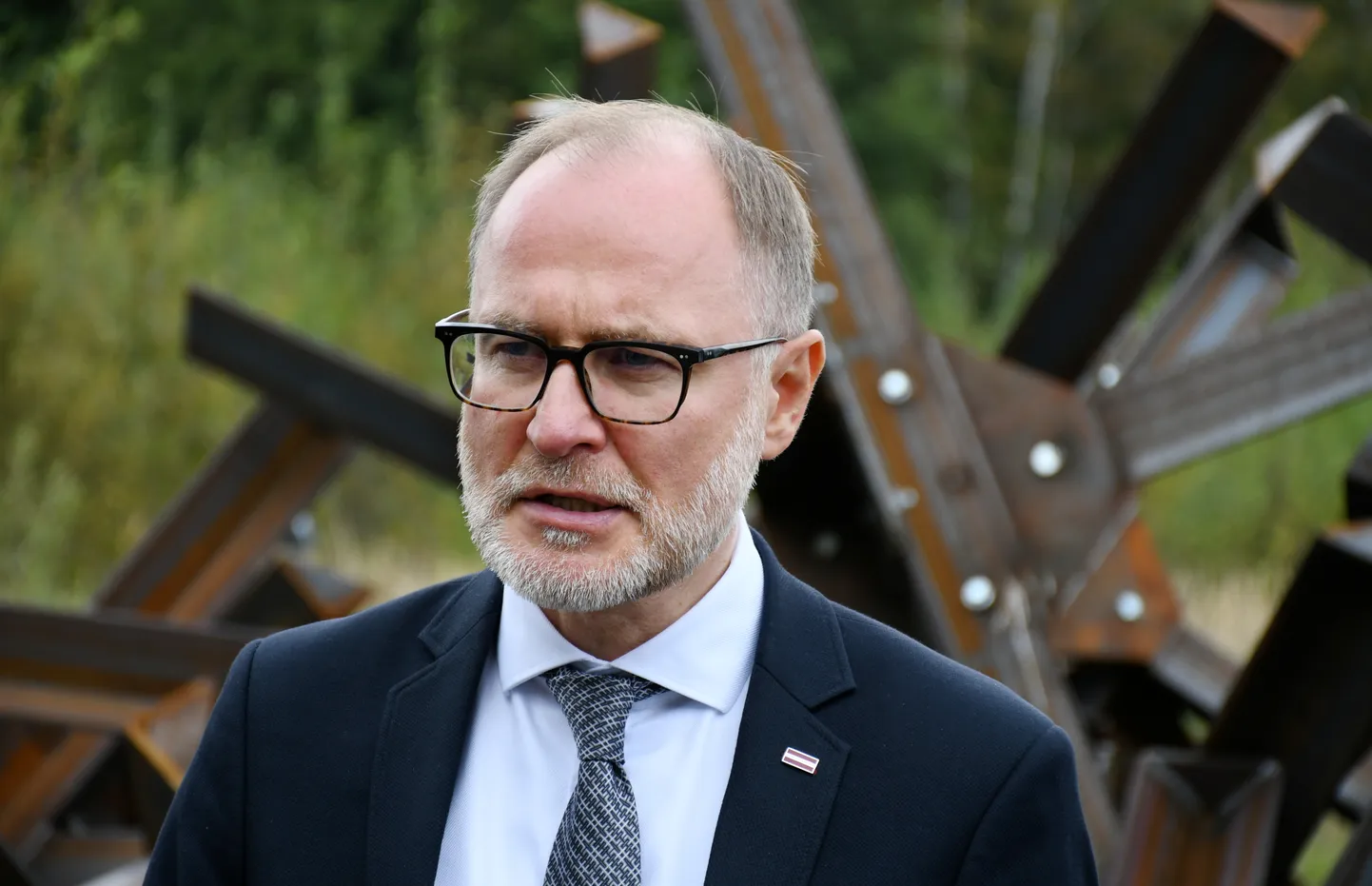 Latvijas aizsardzības ministrs Andris Sprūds piedalās preses konferencē pēc tikšanās ar Lietuvas, Igaunijas un Polijas aizsardzības nozares vadītājiem pie Silenes robežkontroles punkta, kurā pārrunā NATO austrumu robežas stiprināšanas plānus.