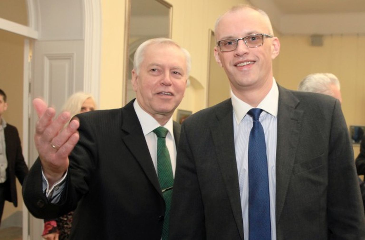No kreisās: ZZS Saeimas frakcijas vadītājs Augusts Brigmanis un Gatis Truksnis. 2015.gads