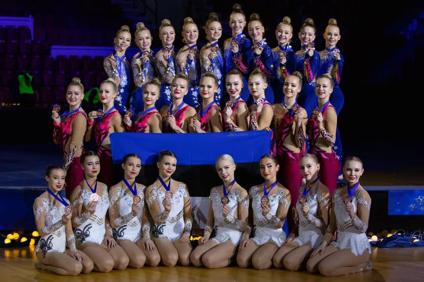 MM võistkondlikud pronksmedalistid juuniorklassis: ülemine rivi VK Rütmika Siidisabad, keskmine rivi VK Piruett Junior Team ja alumine rivi VK Janika Violett.