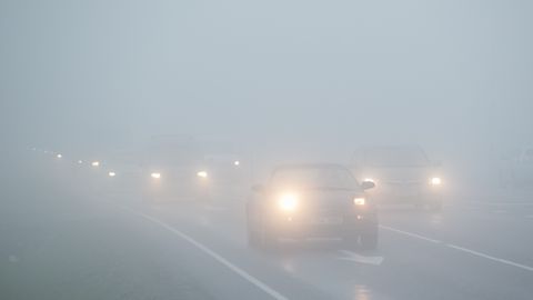 Департамент предупреждает: из-за тумана видимость на дорогах ограничена