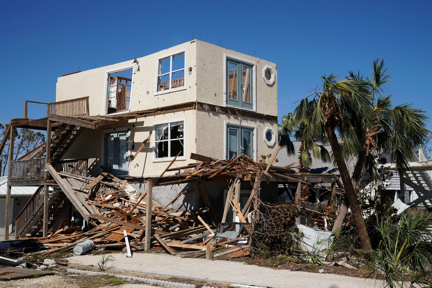 Vētrā "Maikls" nopostītās ēkas ASV Floridas štatā