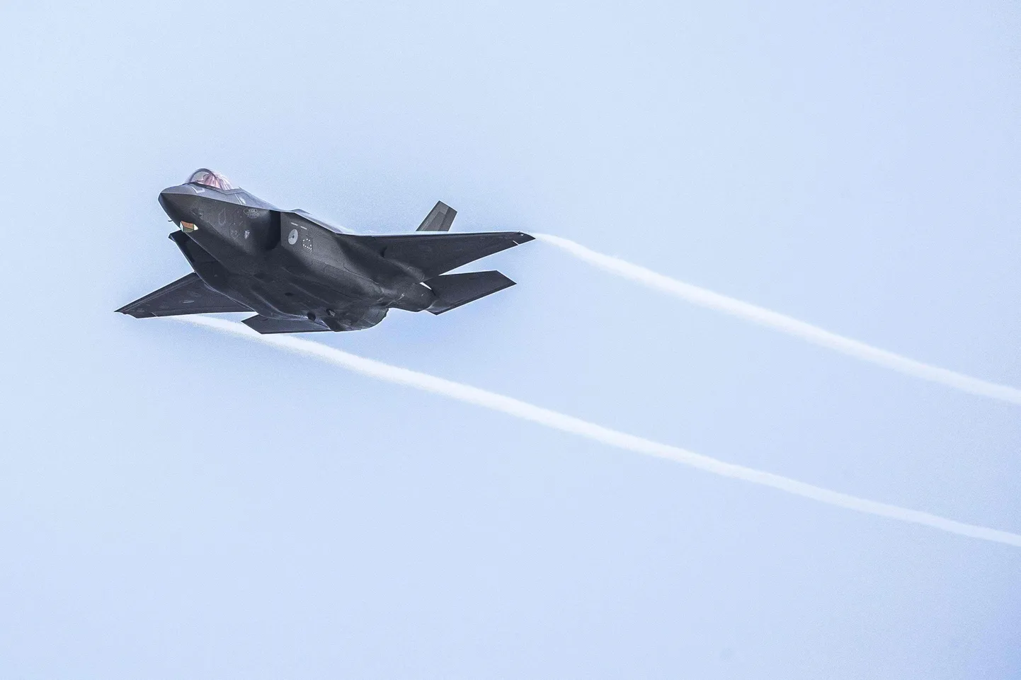 Hollandi lennuväe hävitaja F-35 harjutuslennul Vlielandi kohal.