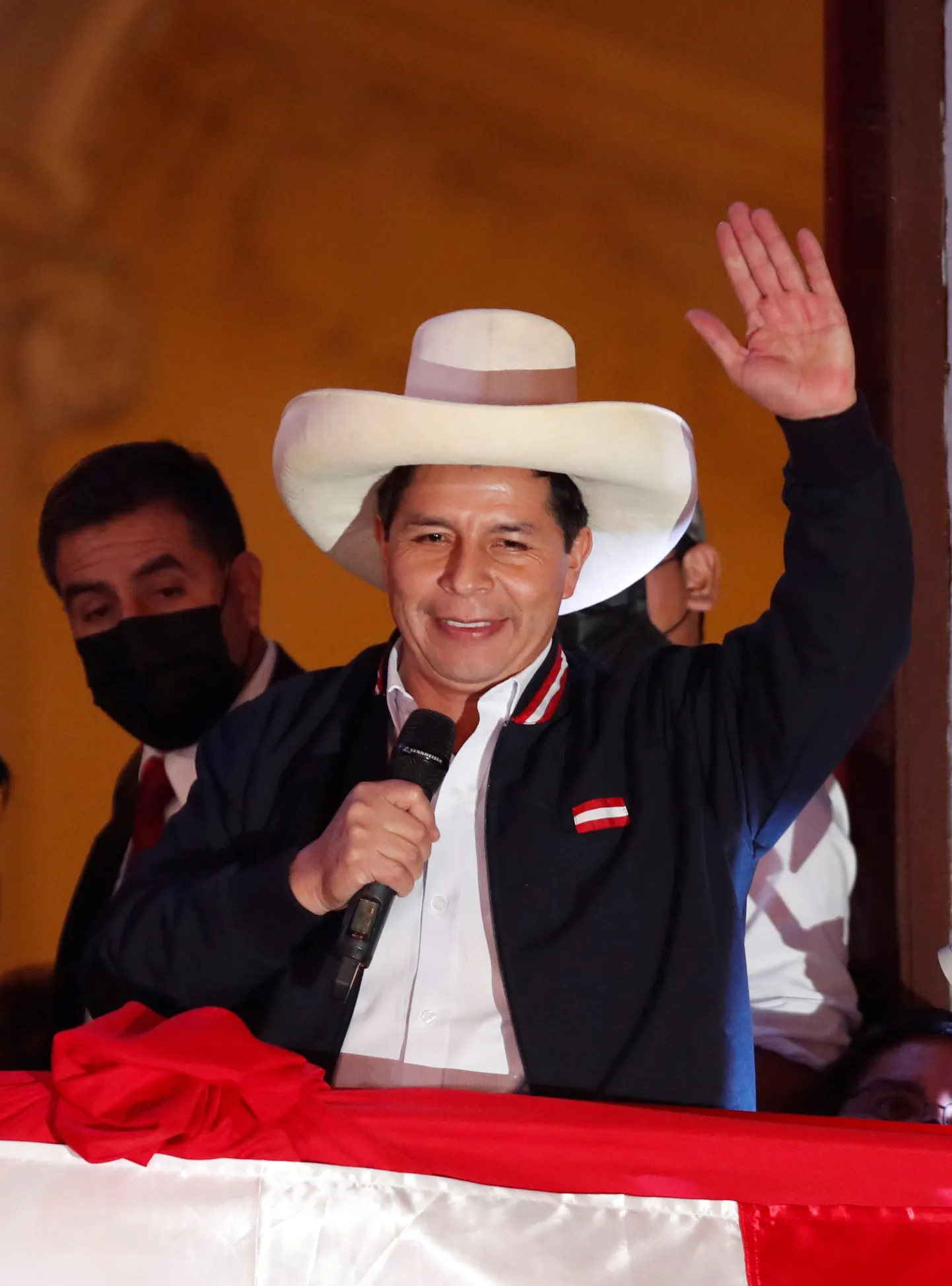 Pedro Castillo toetajatele kõnelemas.
