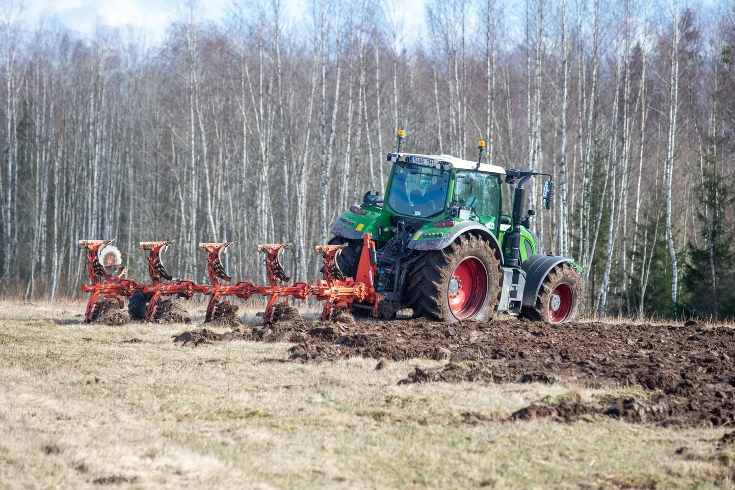 Mullu käis kevade esimesel päeval mõnel põllul juba kevadkünd, tänavu tuleb veel masinate põllule laskmisega oodata.