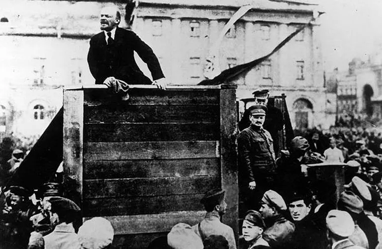 Lenin kõnet pidamas