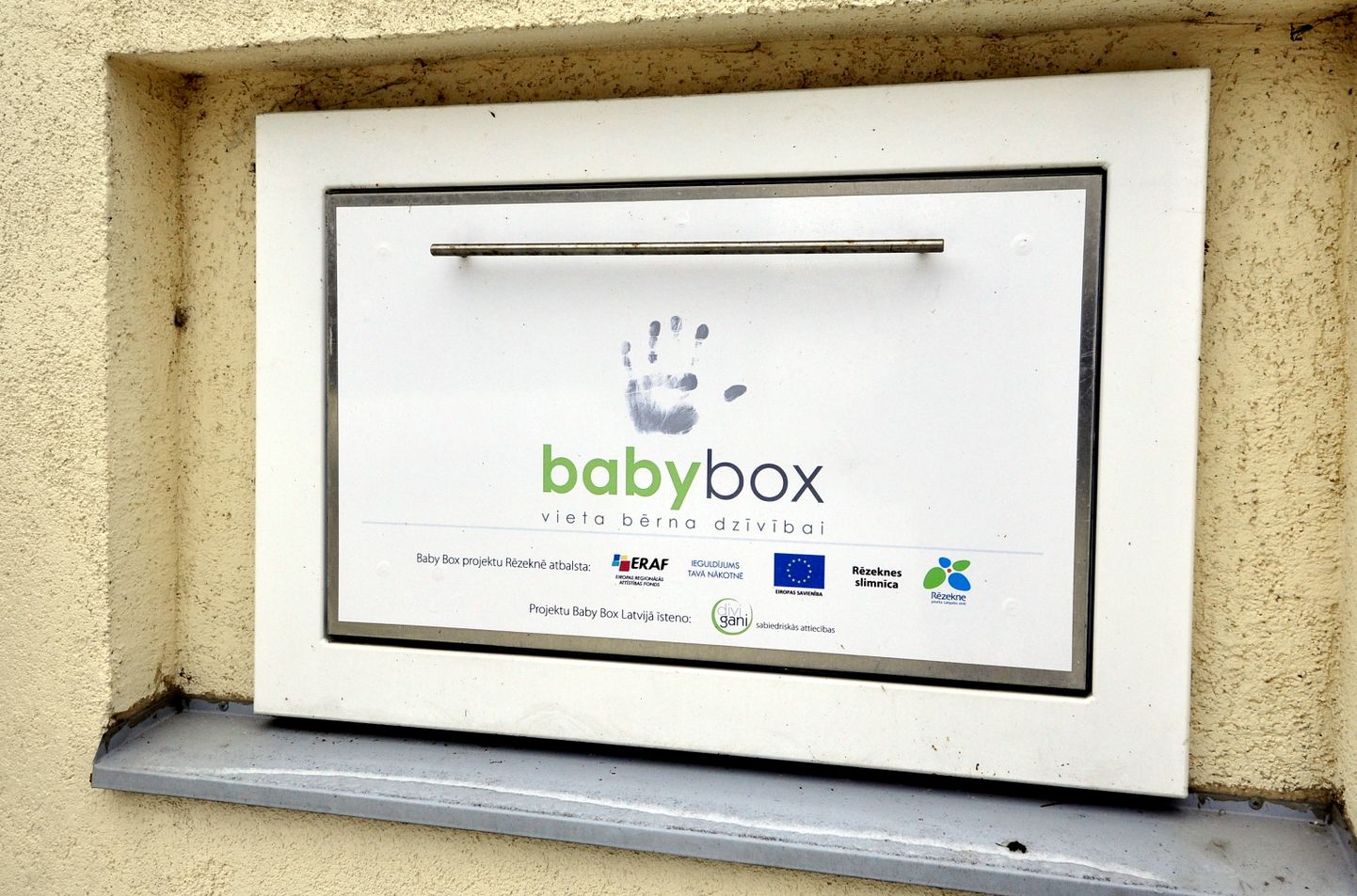 Glābējsilīte ("Baby box") Rēzeknes slimnīcā.