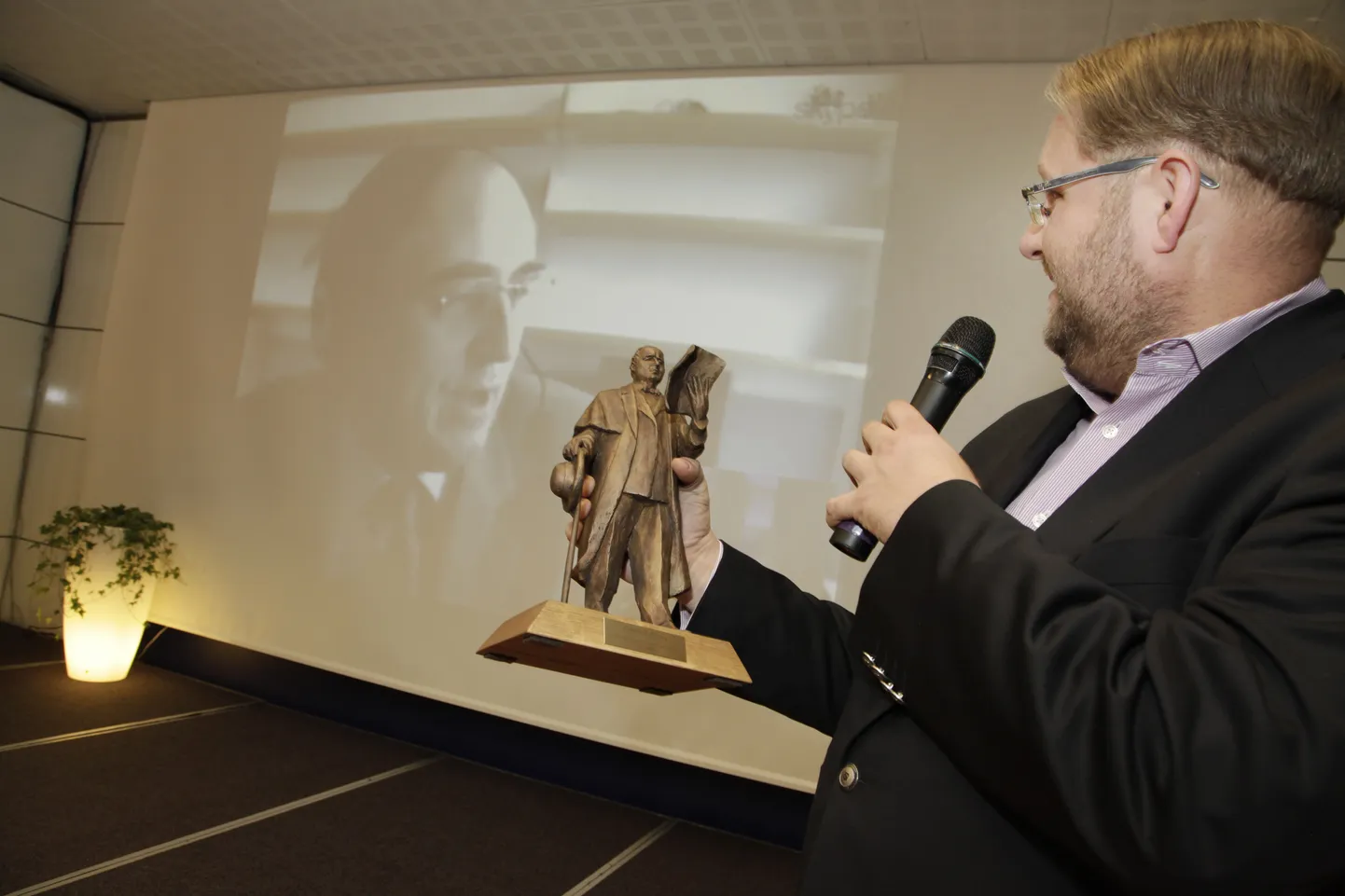 Postimehe vastutav peatoimetaja Anvar Samost tutvustab Edward Lucasele (ekraanil) Johann Voldemar Jannseni kuju, mille ta aasta arvamusliidrina sai.