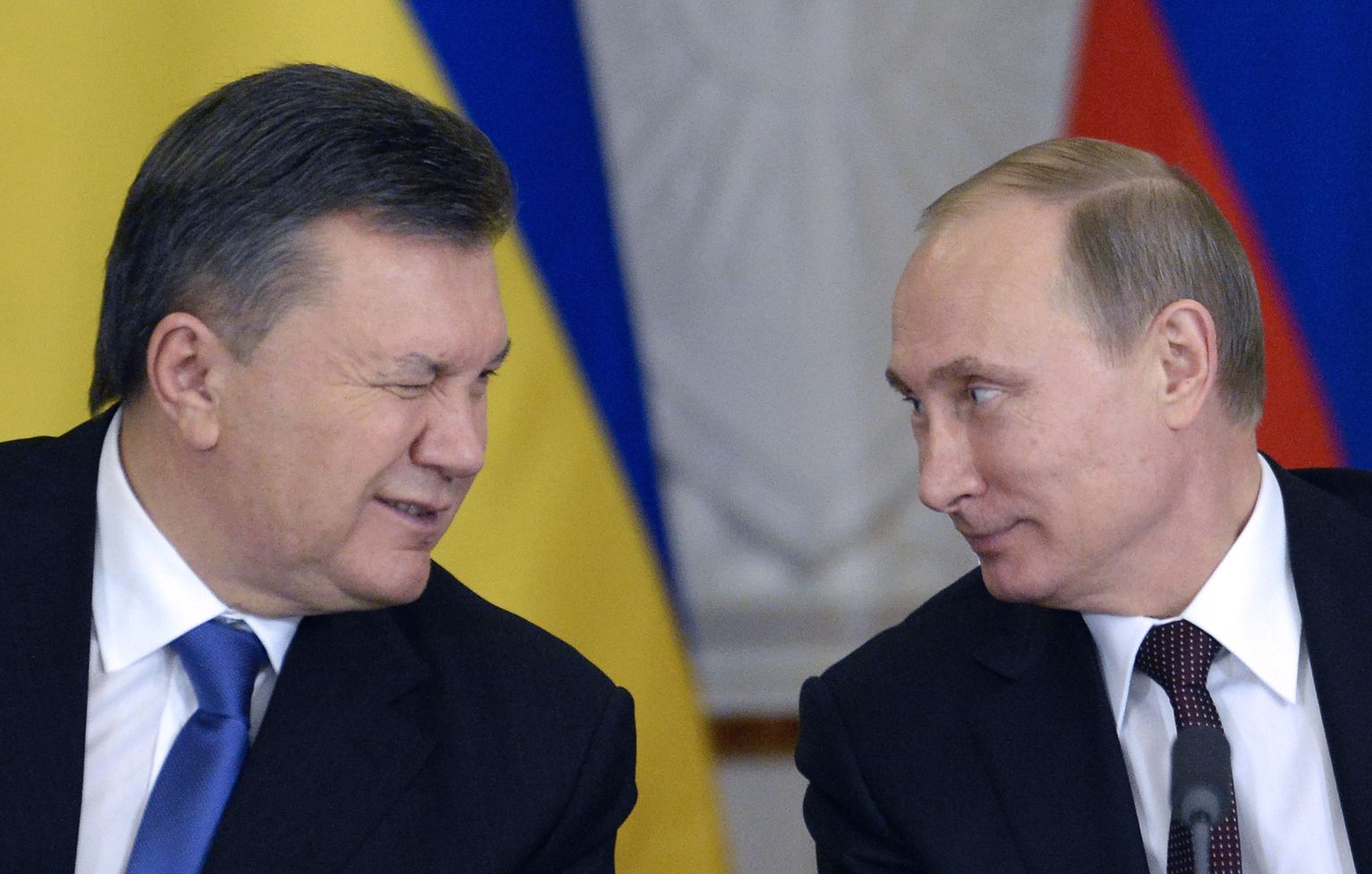 Ukraina president Viktor Janukovõtš (vasakul) ja Vene ametivend Vladimir Putin 17. detsembril 2013 Kremlis laenulepingule alla kirjutamas.