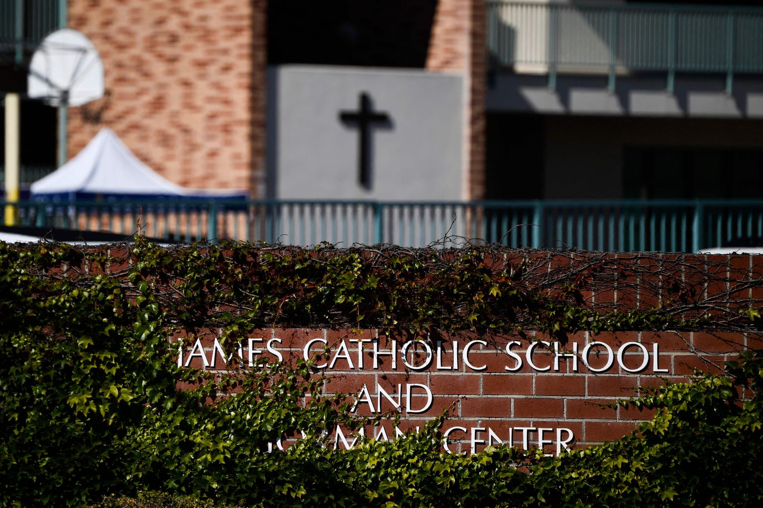 St. Jamesi Catholic School USA-s Californias Torrance'is. Kooli rektor nunn Mary Kreuper varasta kooli raha, ta anti kohtu alla ja ta sai vanglakaristuse