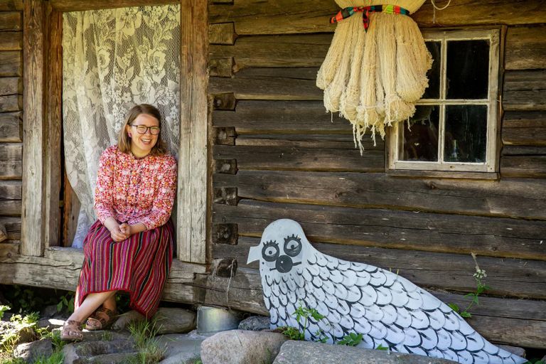 ELAV PÄRIMUS: Suviti Metsamaa pärimustalu aidas elav Anna Maria Lember ütleb, et Kihnu traditsioon ei ela turistide meelitamiseks, vaid kihnlased ise soovivad seda hoida, sest saavad aru, et on erilised mitte ainult Eestis, vaid kogu maailmas.