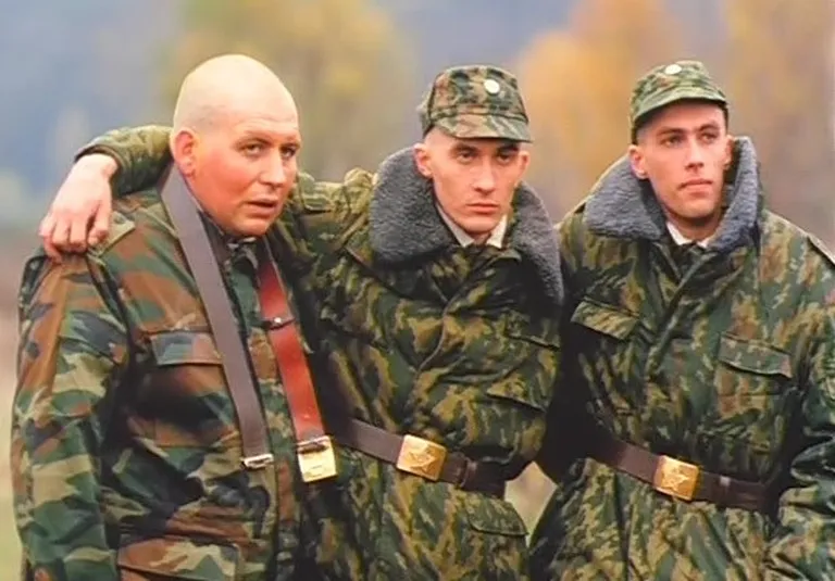 Герои «ДМБ» – воплощение русской жизни в условиях вечного безумия начальства.