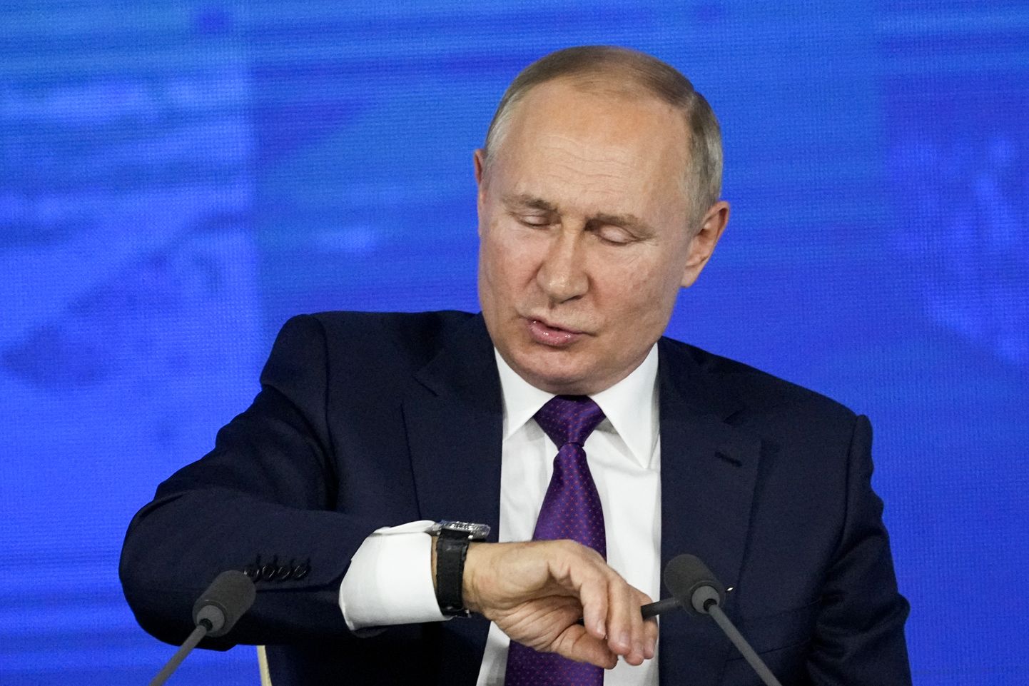 Путин смотрит на часы, будучи уверенным, что он нужен России как минимум до 2030 года.