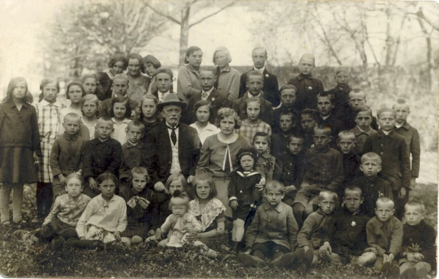 Aastatel 1924-1925 õppis Vao kooli I–IV klassis 75 õpilast, kooli juhatas Viktor Künnapuu, tema asetäitja oli Anna Otti-Salmisto.