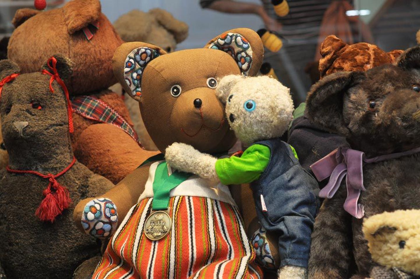 Karu Lillekäpal on palju sõpru. Tegelikult ei jõua neid kokku lugedagi.
