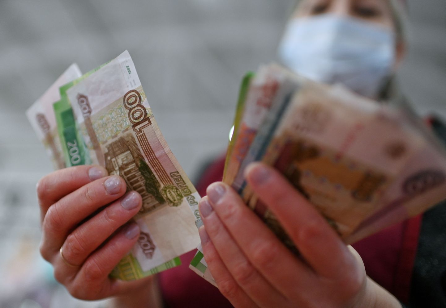 Venemaal tuleb kauba ja valuuta eest välja käia rohkem rublasid