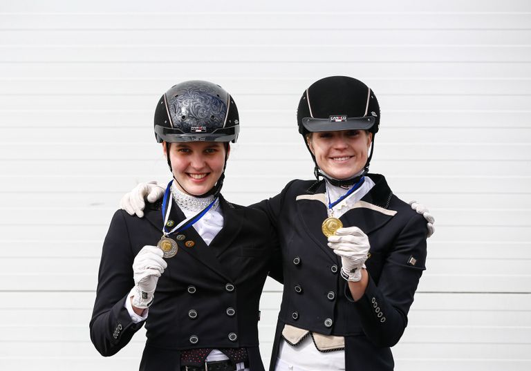 Sisemeistrivõistlustel koolisõidus sai noorte klassis kulla Marii-Heleen Raidmets (paremal), hõbedale tuli Stella-Marii Tamme.