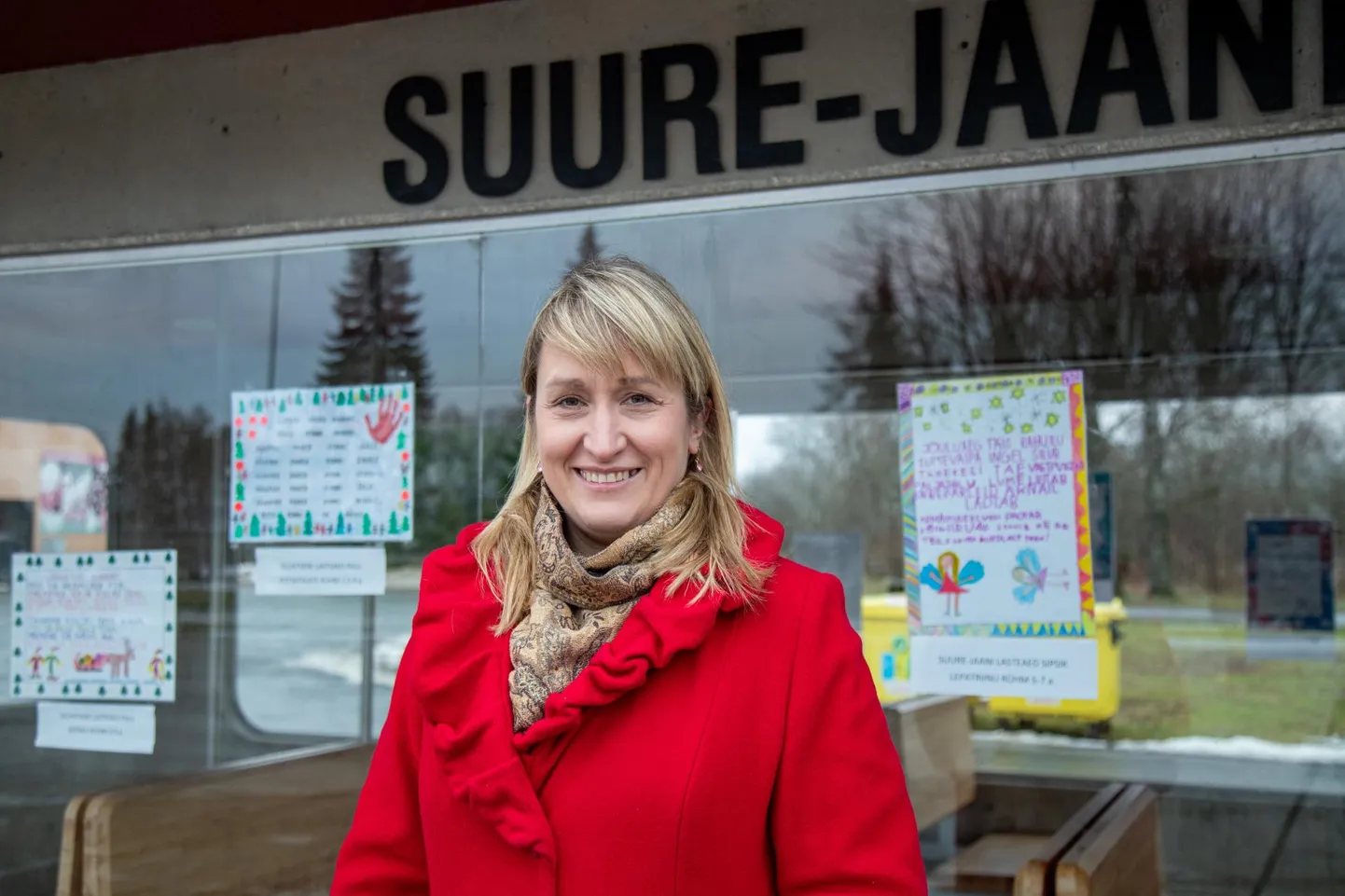 Suure-Jaani kultuurimaja direktor Aire Levand ja bussijaam, mis ei ole päris tavaline bussijaam.