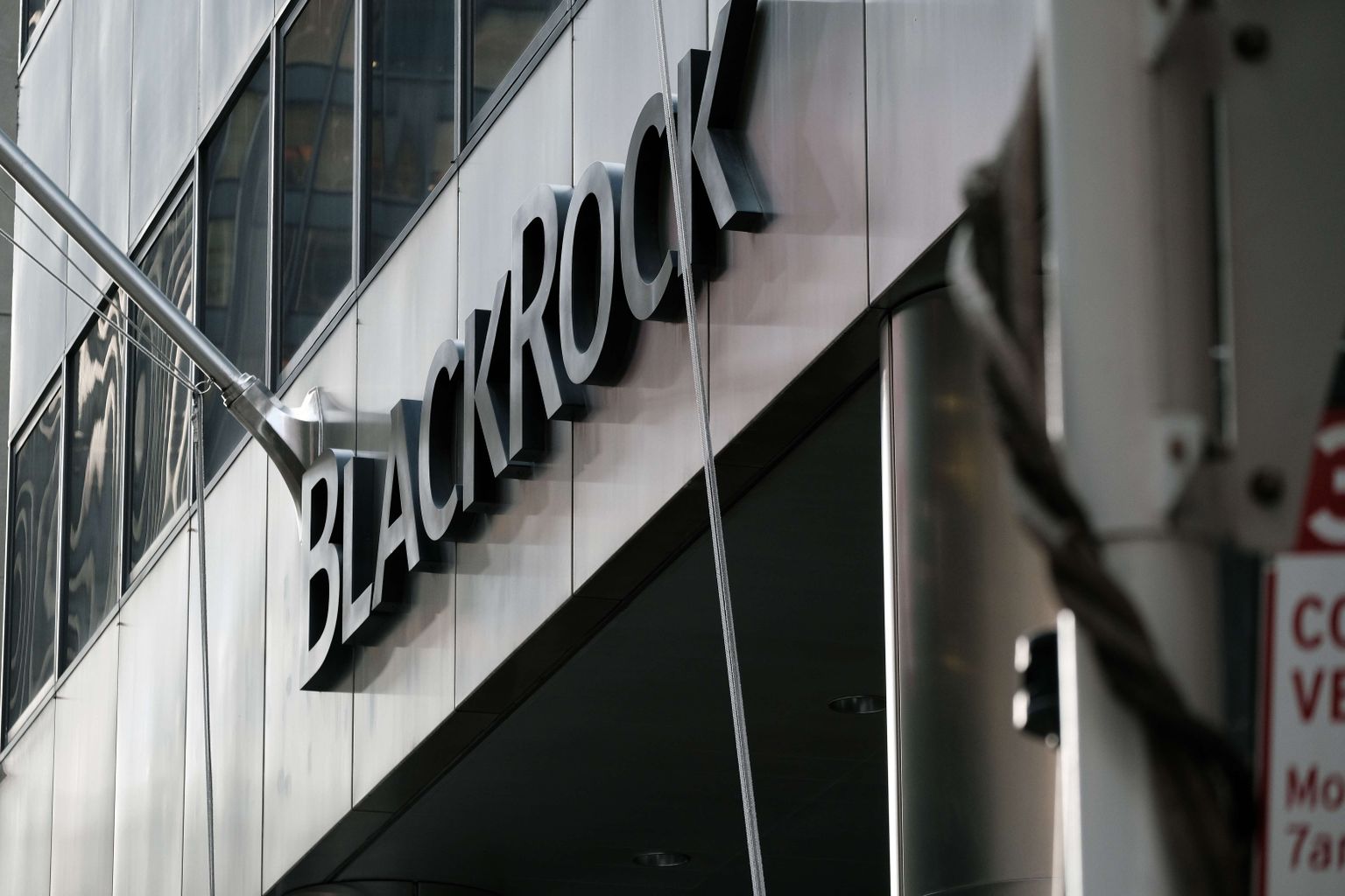 BlackRocki peakorter New Yorgis.
