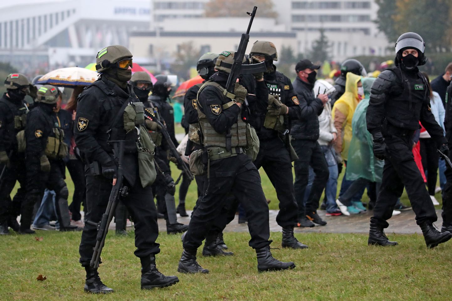 Valgevene julgeolekujõud meeleavaldusi maha surumas.