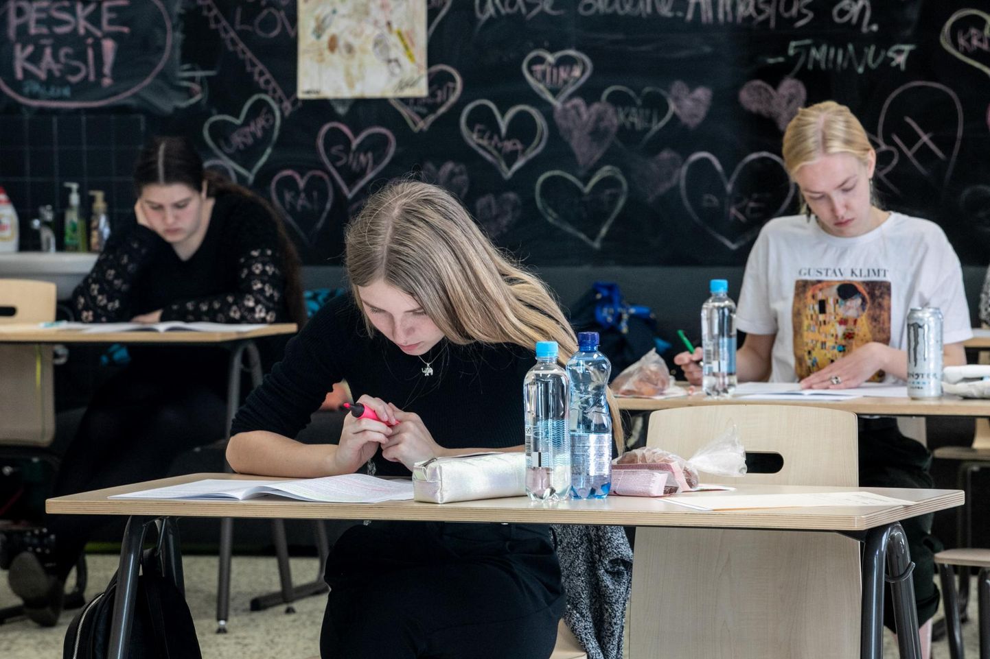 Kodumaakonnas olid eksamitel edukaimad Pärnu Sütevaka humanitaargümnaasiumi abituriendid. Pildil Sütevaka õpilased emakeele riigieksamil.