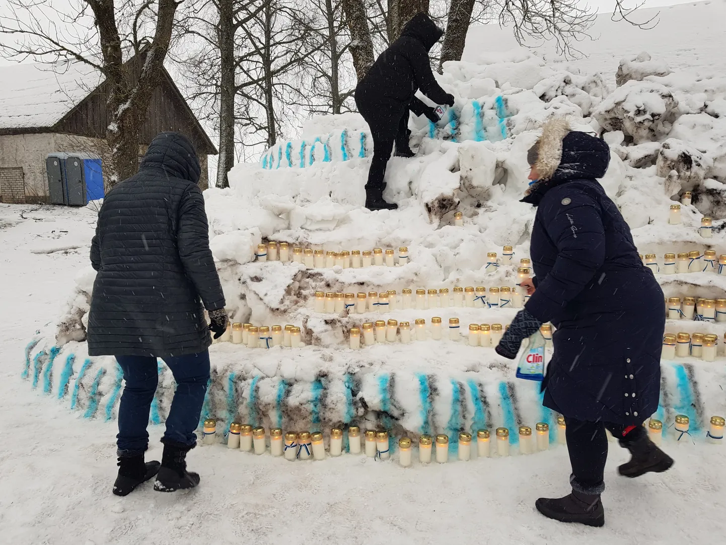 Küünalde süütamine Johan Pitka sünniaastapäeva hommikul tema mälestuseks.