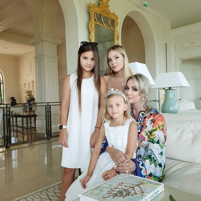 Инна Михайлова с дочерьми Евой, Иванной и Марией