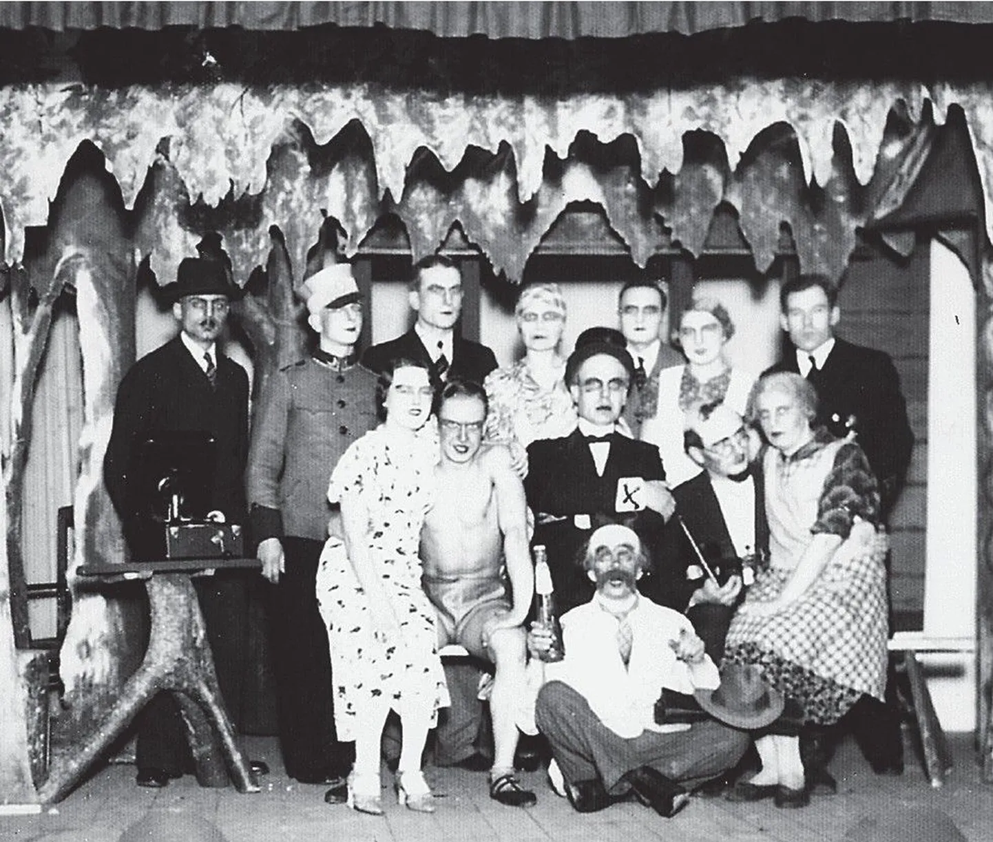1935. aastal kostitas Aegna näitering kodukandi rahvast etendusega «Enne kukke ja koitu».