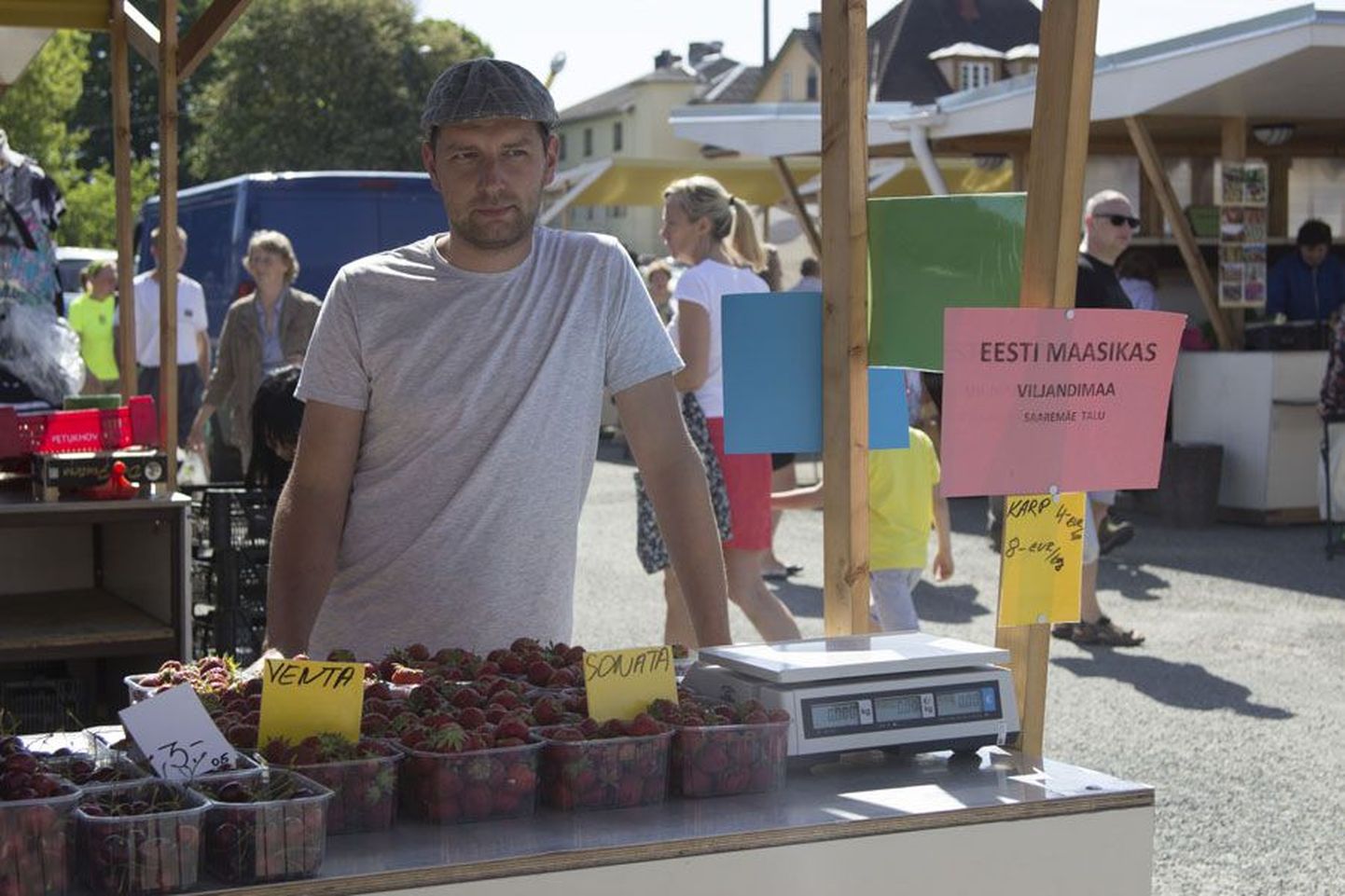 Eelmisel pühapäeval tõi Saaremäe talu peremees Mikk Uuland Viljandi turule oma aia maasikad. Tema on esimene, kes müüb kodumaiseid maasikmarju. Kilohind oli eile hommikupoolikul 8 eurot.