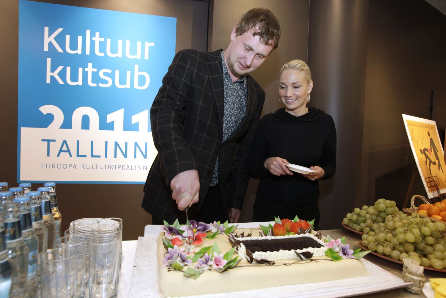 Euroopa kultuuripealinna 2011 programmi loominguline juht Jaanus Rohumaa ning turundusjuht Katrin Remmelkoor lõikavad torti lahti.