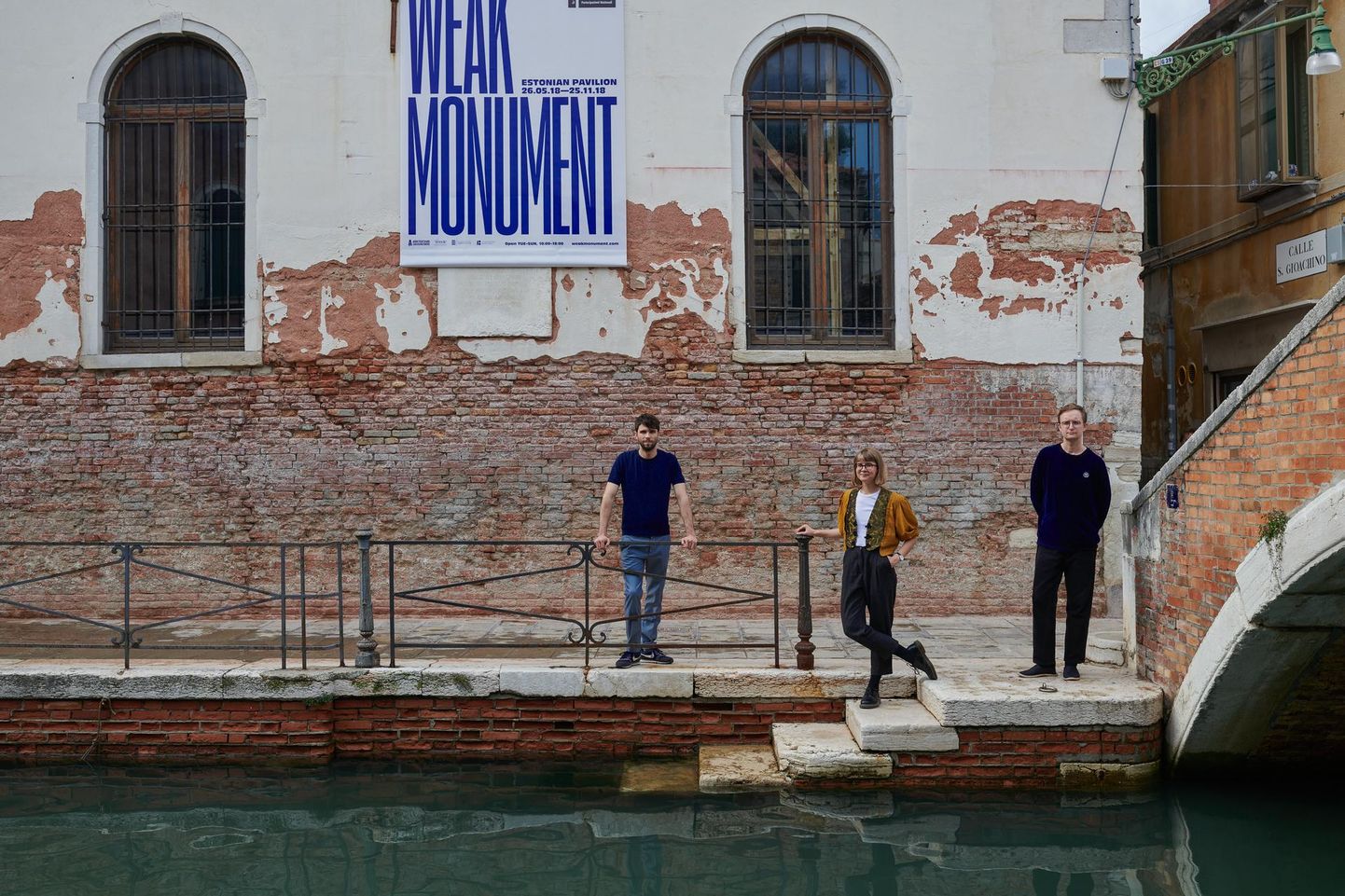 2018. aastal esindasid Veneetsia arhitektuuribiennaalil Eestit Laura Linsi, Roland Reemaa ja Tadeáš Říha tööga «Nõrk monument». Autorid seisavad Santa Maria Ausiliatrice kiriku ees. FOTO: Tõnu Tunnel