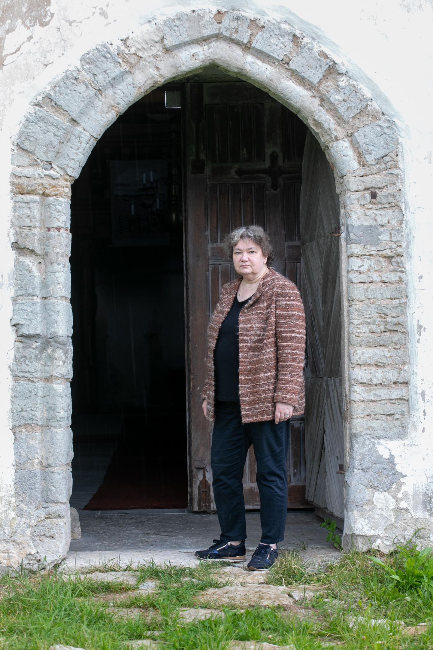 Kirikuõpetaja Margit Nirgi Haljala kiriku ukse juures.