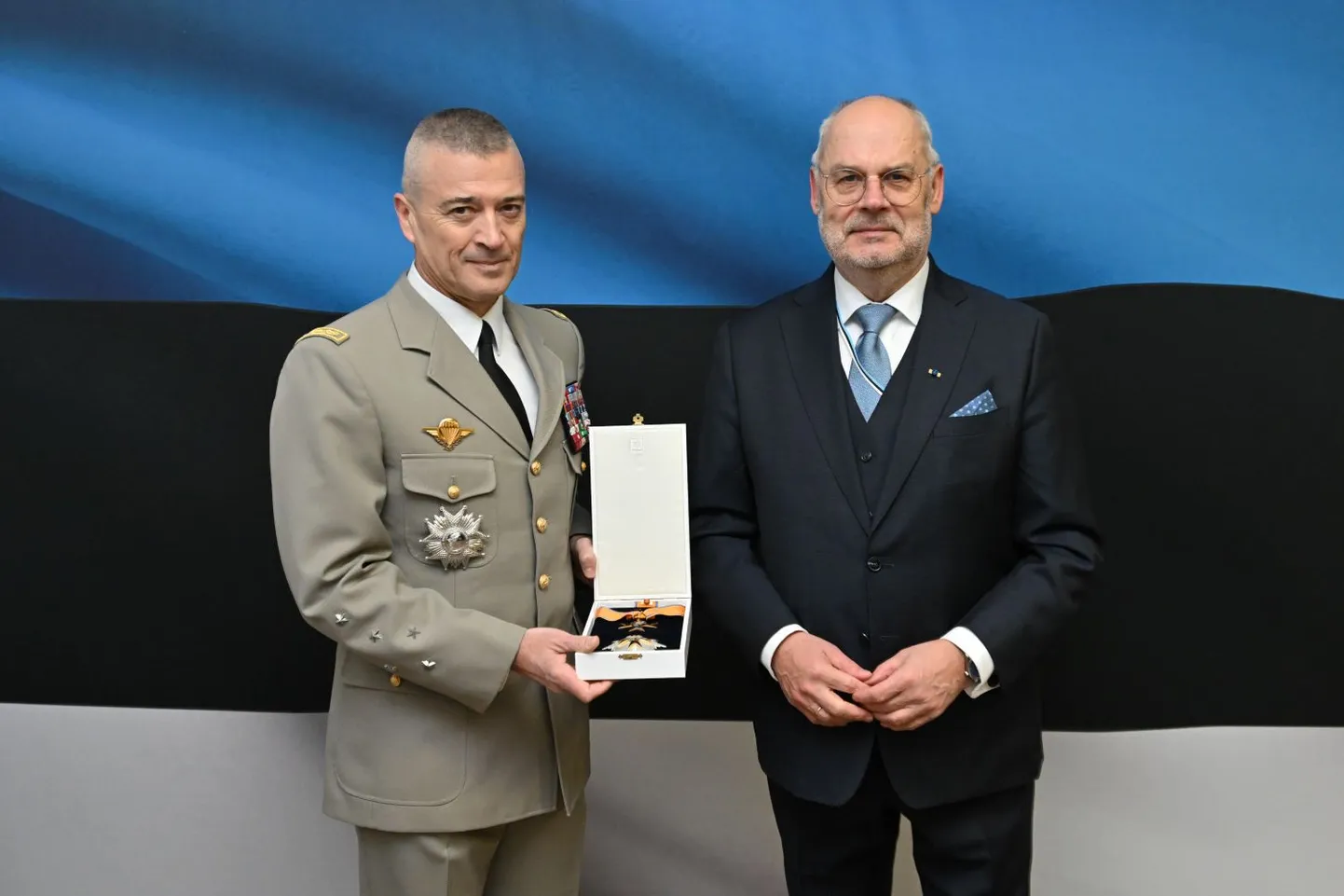 Prantsuse kaitseväe juhataja kindral Thierry Burkhard ja president Alar Karis.