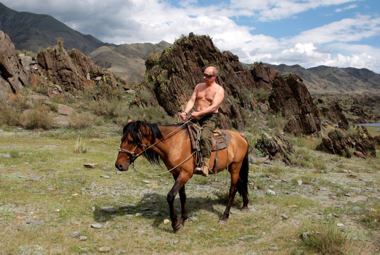 Vladimir Putin Tõva Vabariigis ratsutamas.
