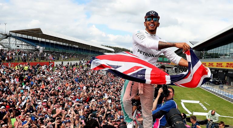Teist aastat järjest parimaks valitud maailmameister Lewis Hamilton juubeldab Silverstone'is oma fännide ees.