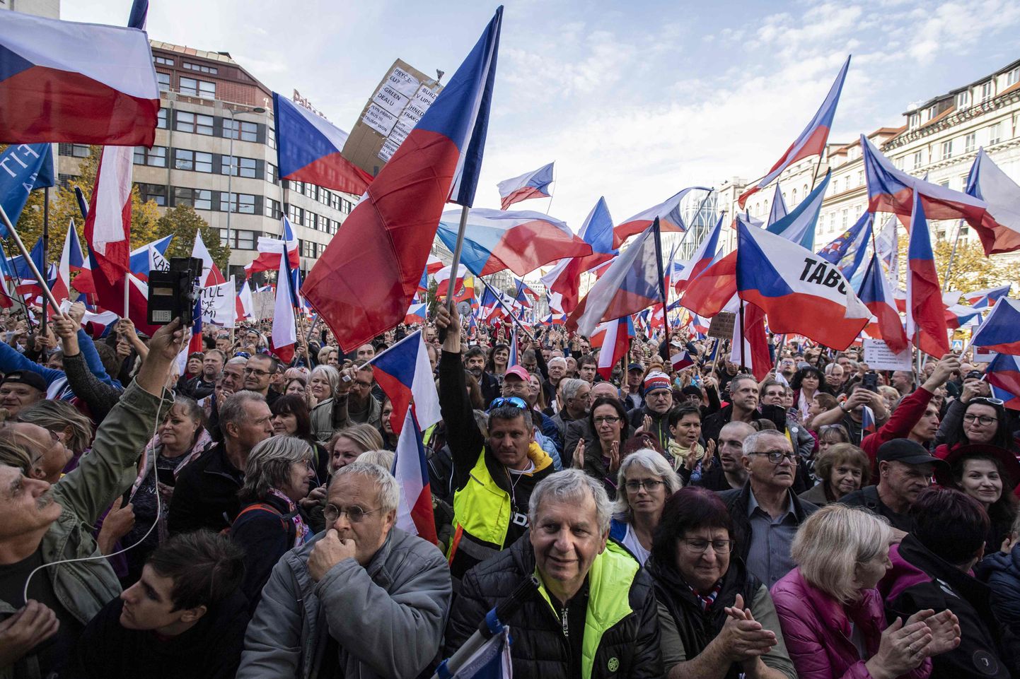 Valitsusvastased meeleavaldajad täna Praha kesklinnas.