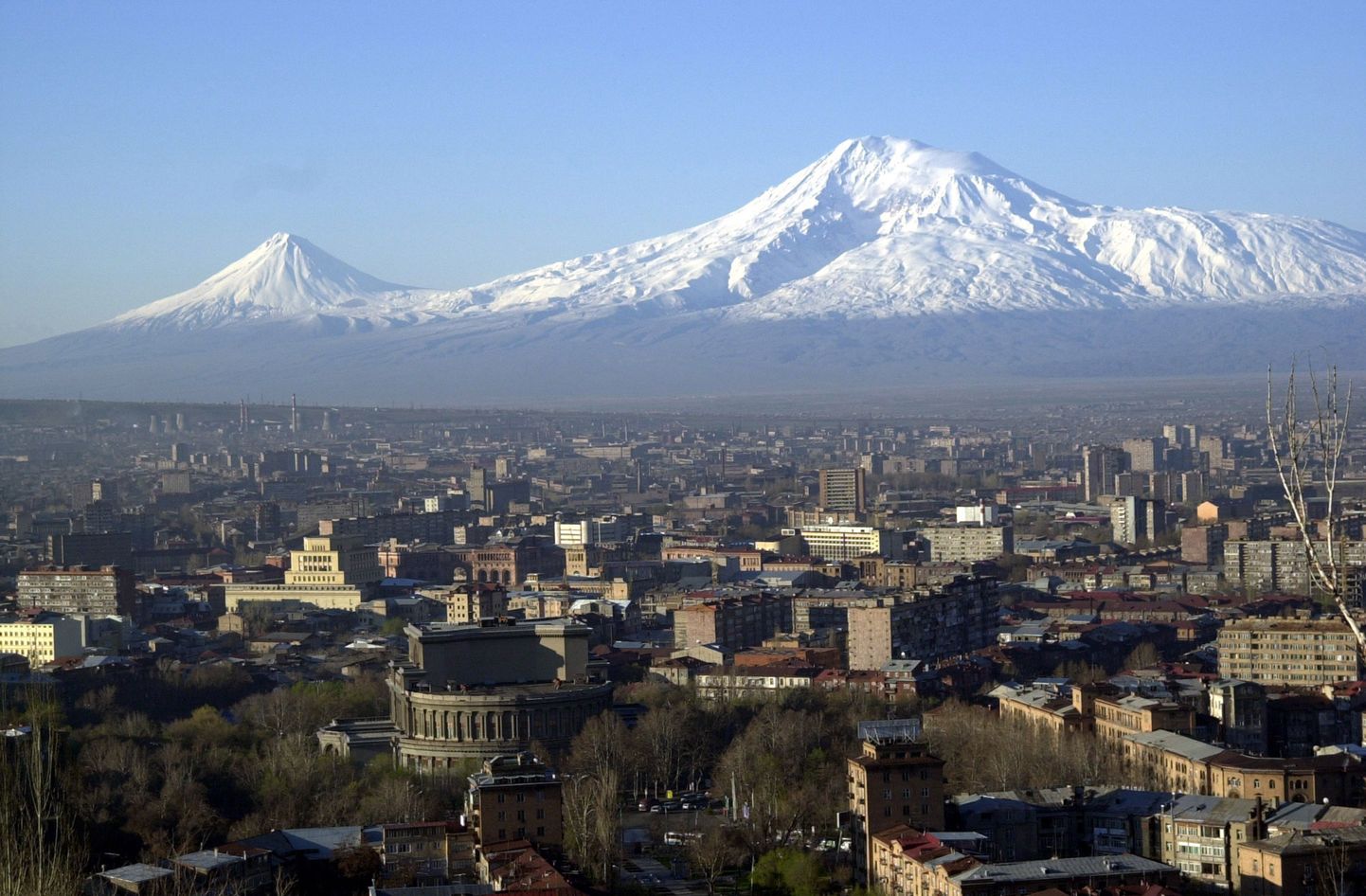 Vaade Armeenia pealinnale Jerevanile. Taga paistavad Suur- ja Väike-Ararat.