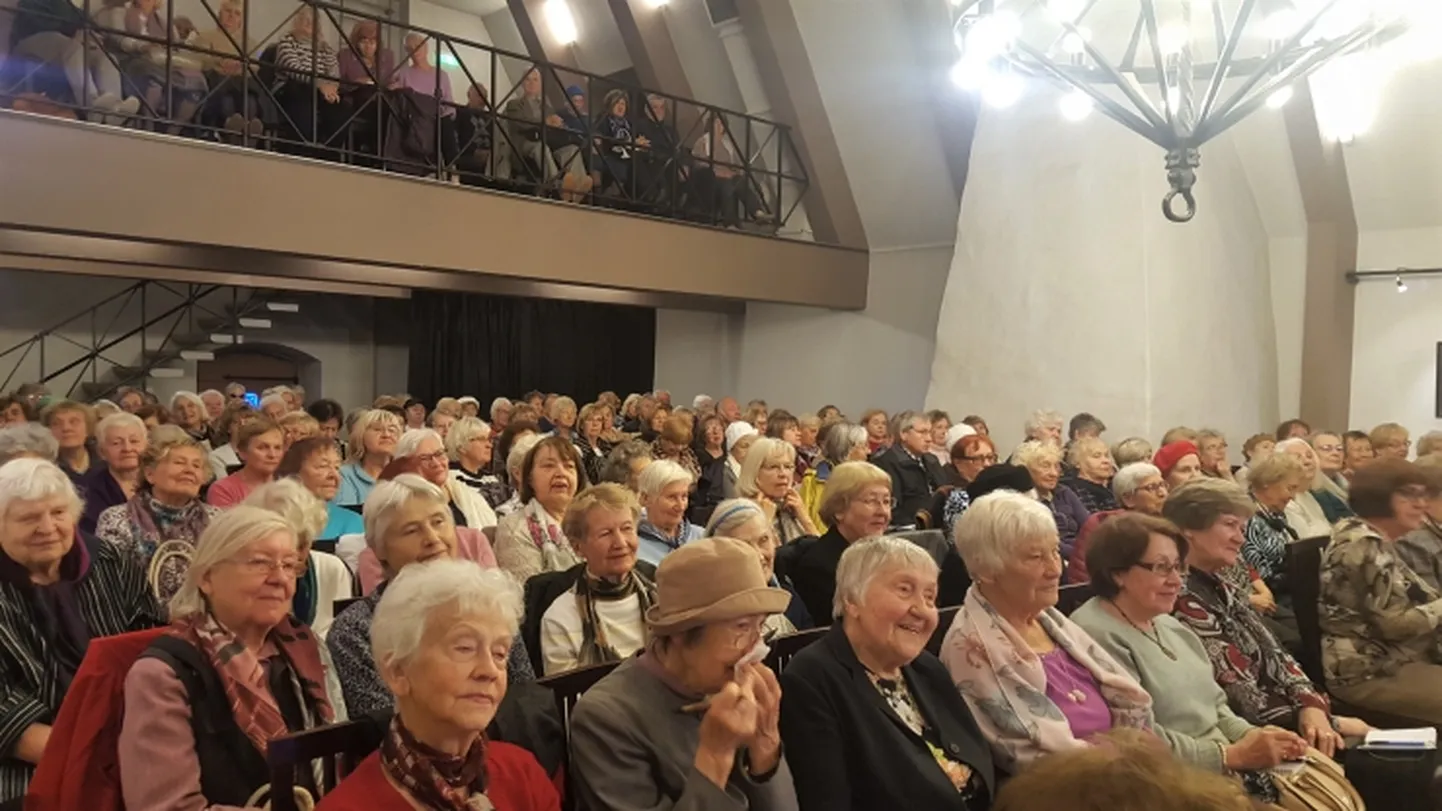 Eakate ülikool Hopneri maja saalis