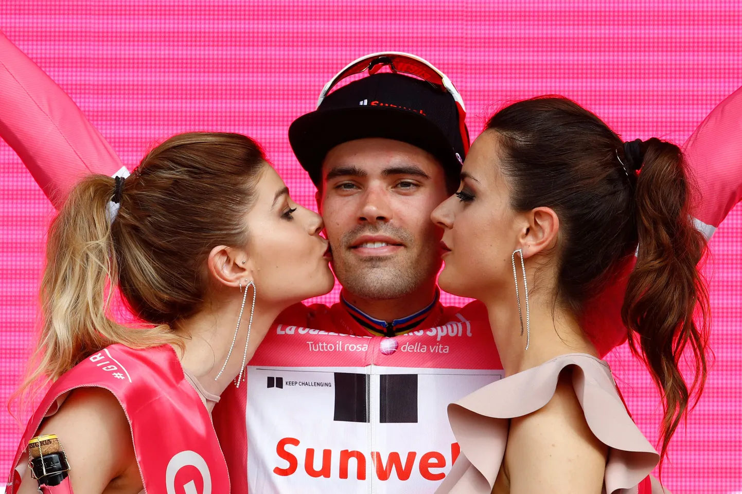 Team Sunwebi rattur Tom Dumoulin säras tänavusel Itaalia velotuuri auhinnatseremoonal kahe neiuga.