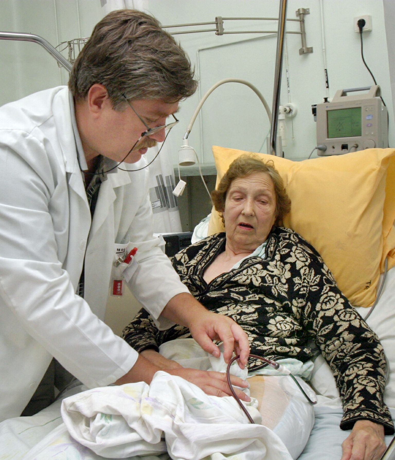 Patsient Tiiu Varik 2004. aastal Pärnu haiglas puusaliigese operatsioonist taastumas ning doktor Aldin Talving.