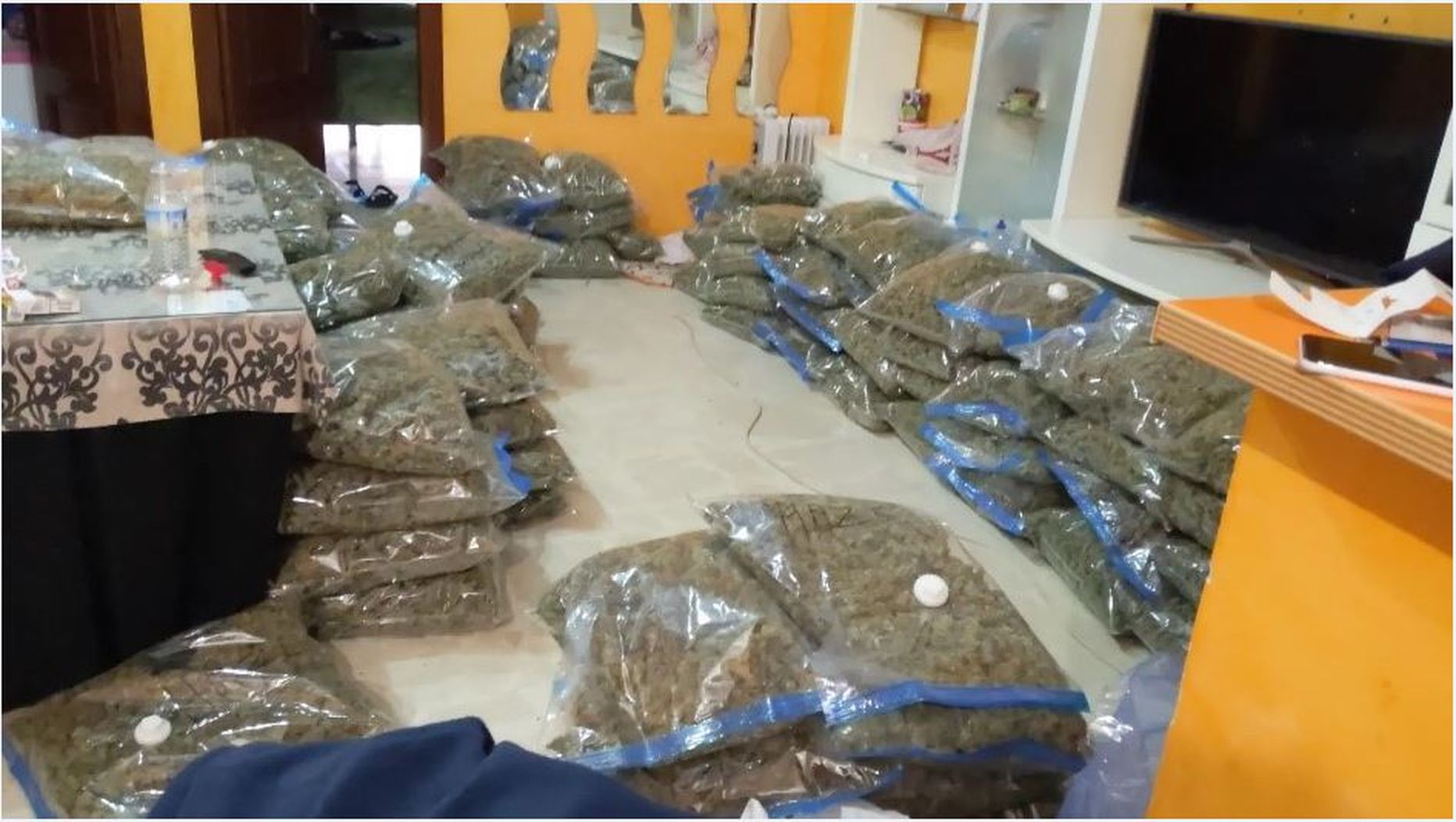 Narkoäri juhtimises kahtlustatav saatis selle pildi 152 kilost marihuaanast enne kauba teele panemist Hispaaniast.