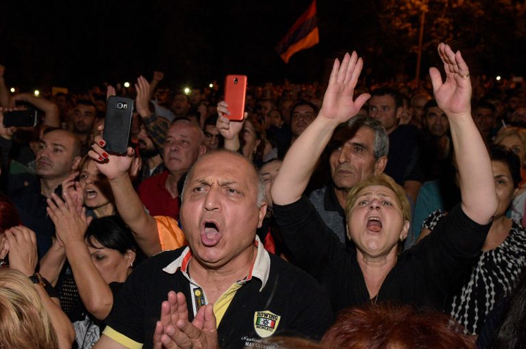 Inimesed eile meeleavaldusel Jerevanis.
