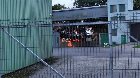 Valgas põles viljahoidla lähedal oksahunnik