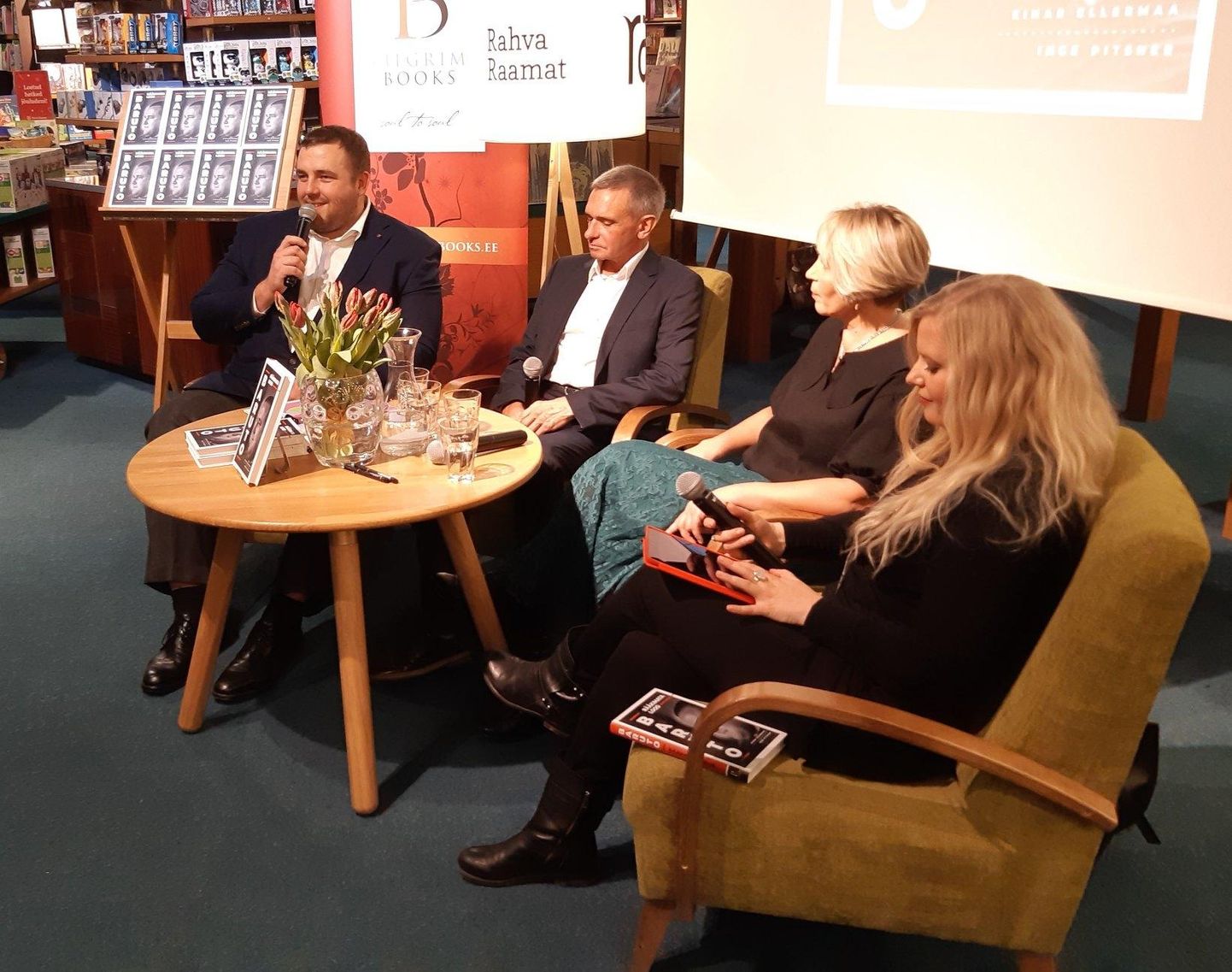 Tallinnas toimunud esitlusel vestlesid Kaido Höövelsonist pajatava raamatu sünnist nii päevakangelane ise (vasakult) kui ka selle autorid Einar Ellermaa ja Inge Pitsner ning esitlust juhtinud Ingrid Peek.