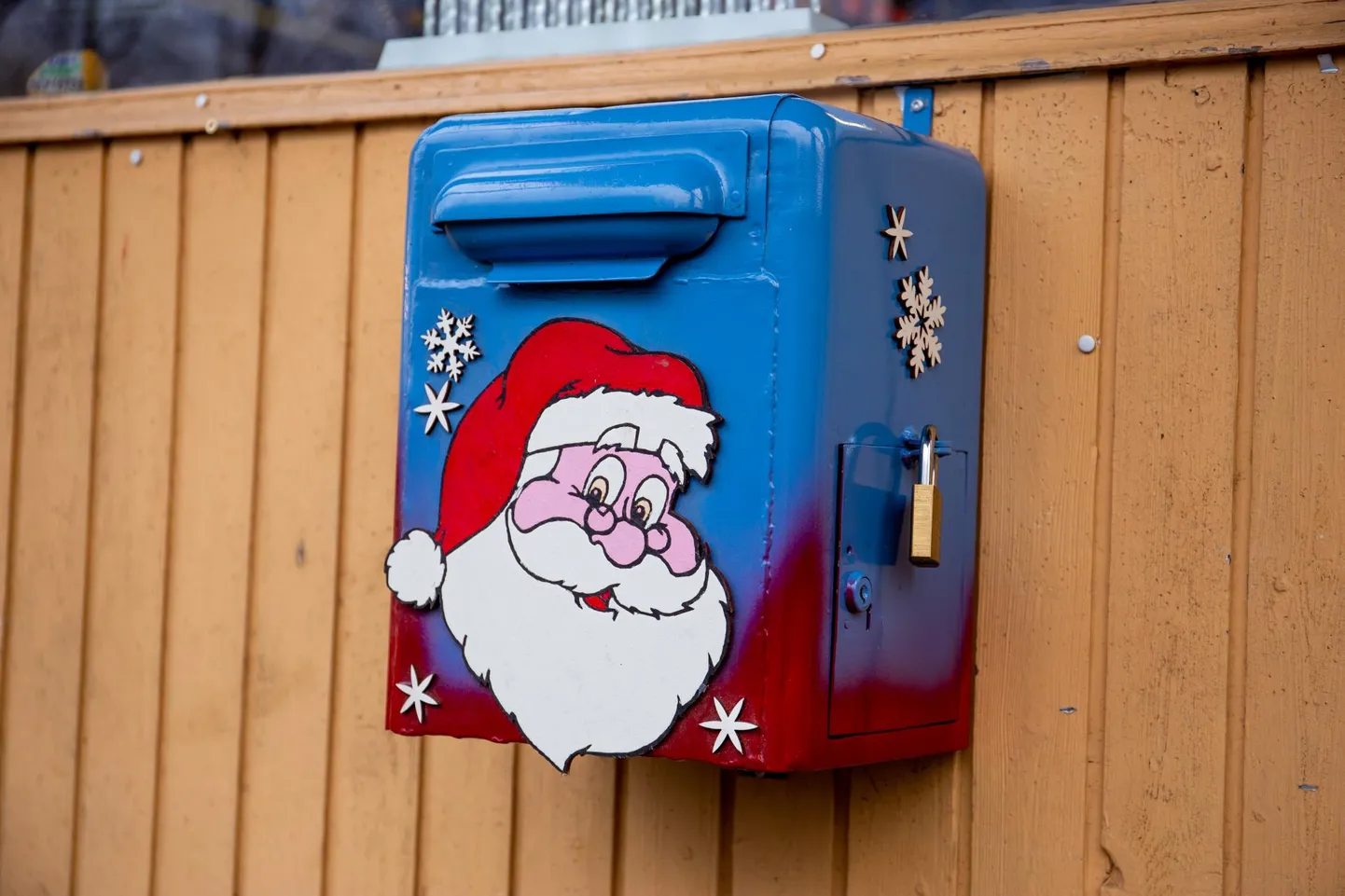 Jõuluvana liikuv postkontor ootab Kablis laste soovikirju postkasti.
