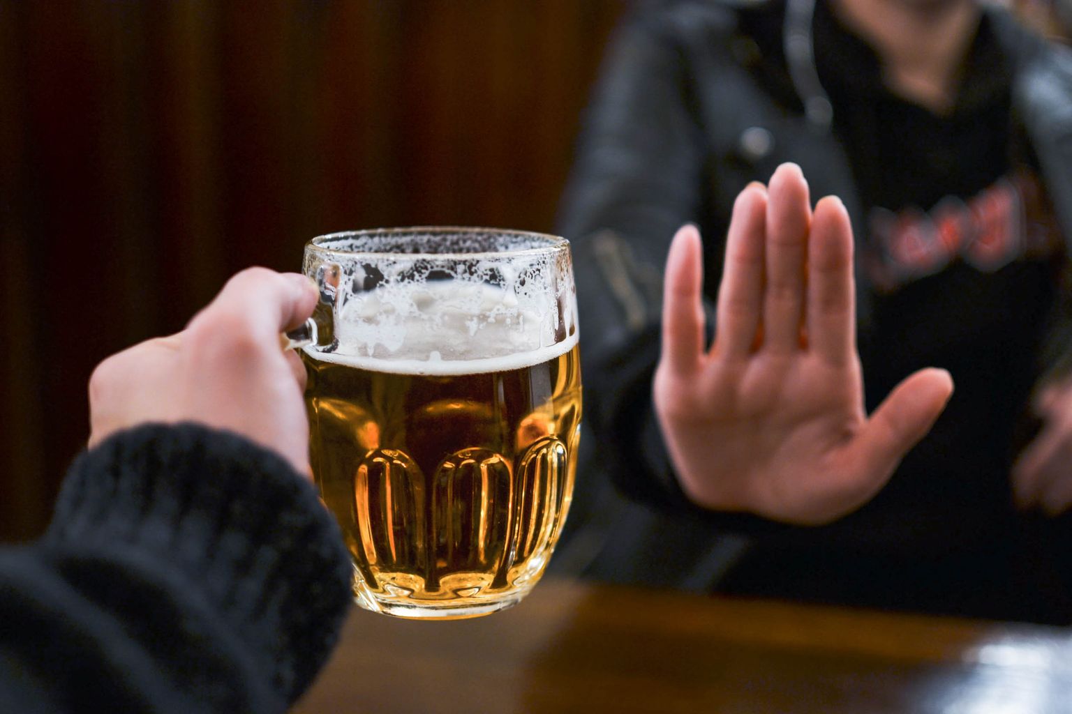 Uuringud on näidanud, et alkoholi tarbimine ka väiksemas koguses mõjub aju hallainele.