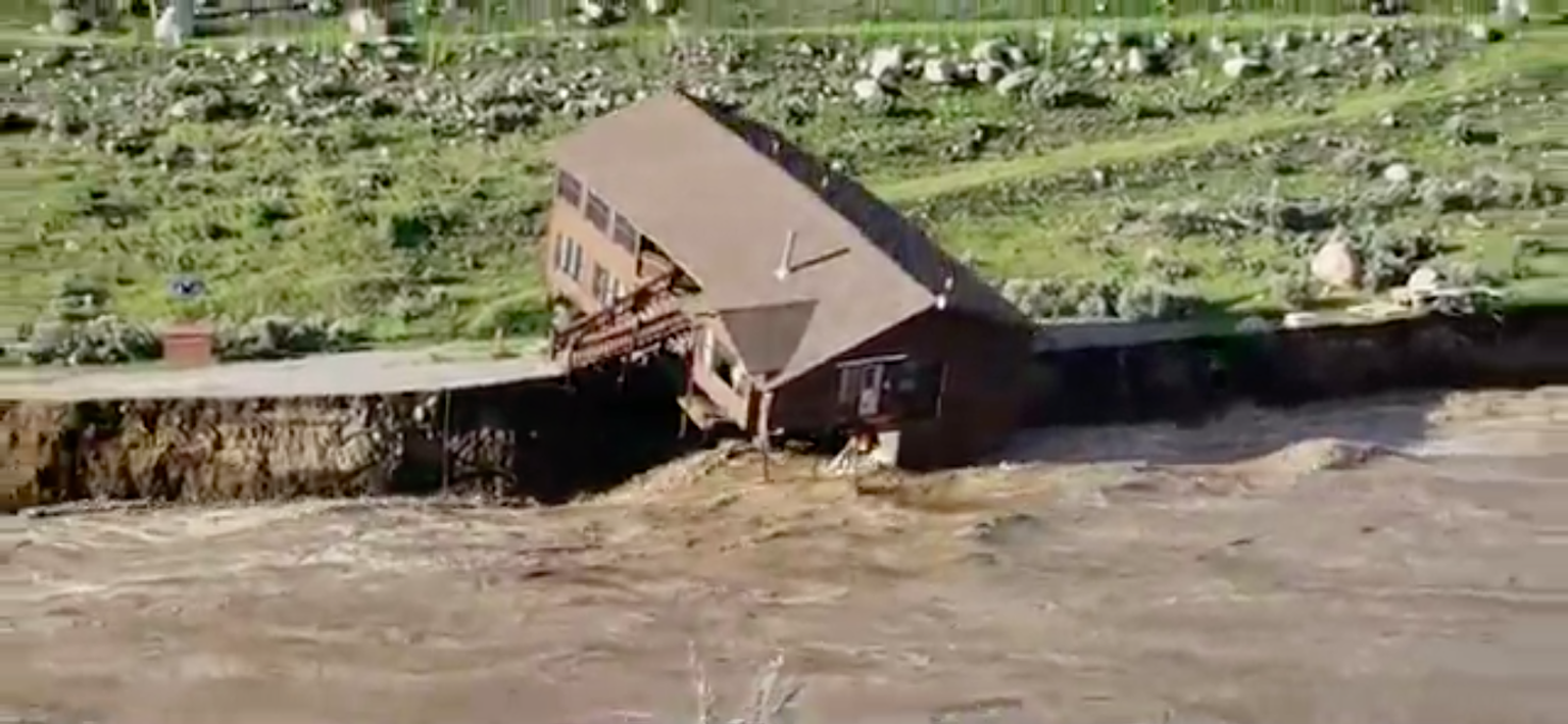 Plūdos ASV sabrukusi un upē ievēlusies māja